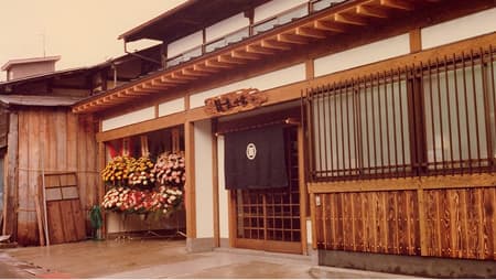 1976年創業、呉服販売業時代の社屋